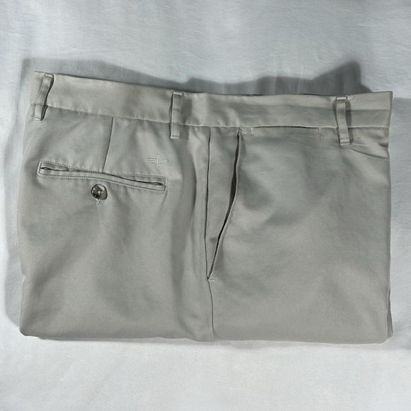 Dockers mens khaki polyester flat front 9.5" inseam Golf shorts - size 38 - Picture 11 of 11